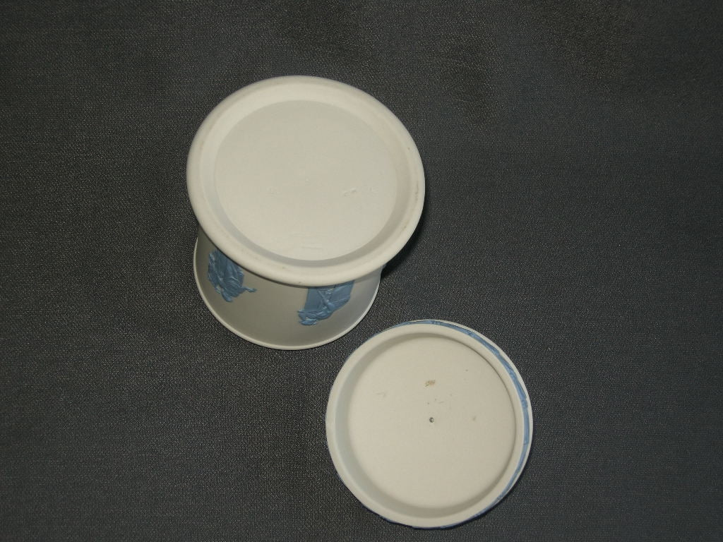 Wedgwood Jasperware wit - blauw 001. potje met deksel