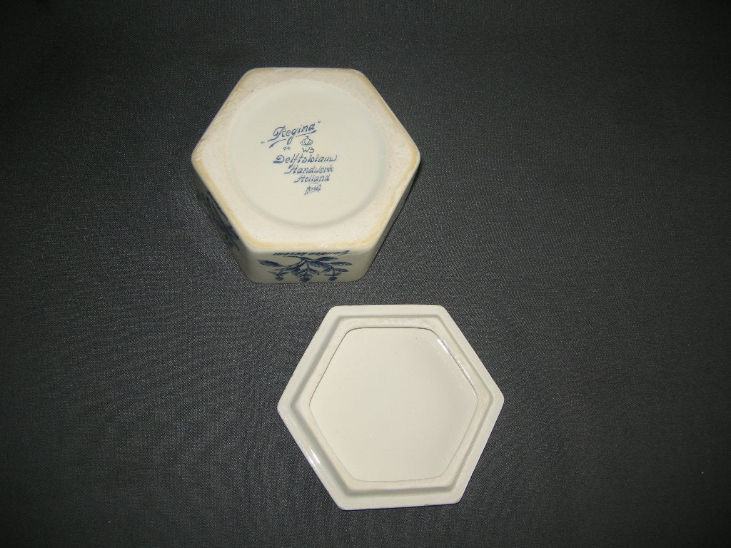 Regina Delfts Blauw 002. 6-kantig dekseldoosje
