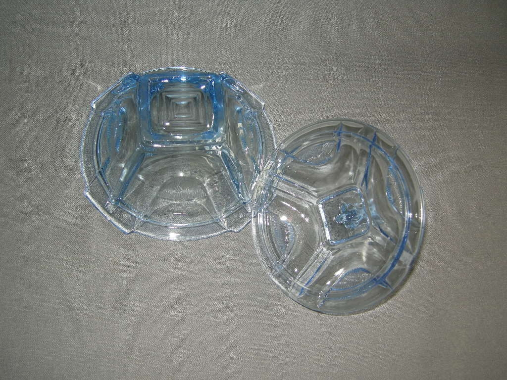glas - kristal lichtblauw glas 004. dekselschaaltje