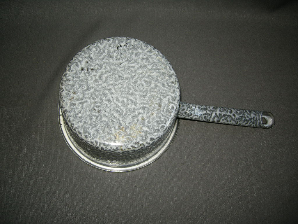 emaille grijs gewolkt 004. steelpan O17,5 cm.