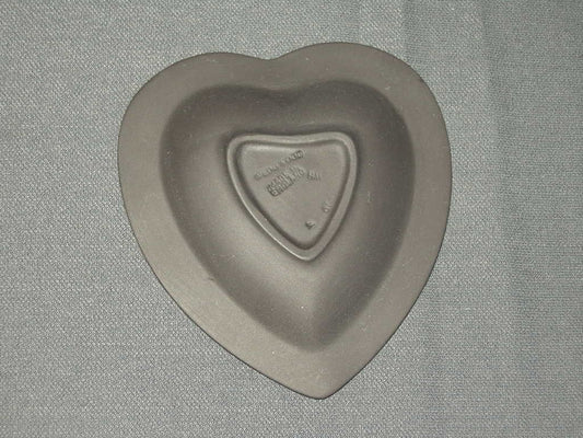 Wedgwood Jasperware zwart - wit 005. hartje afbeelding personen