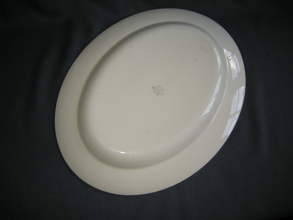 Petrus Regout roomwit 005. vleesschaal 39 x 30,5 x 4 cm.