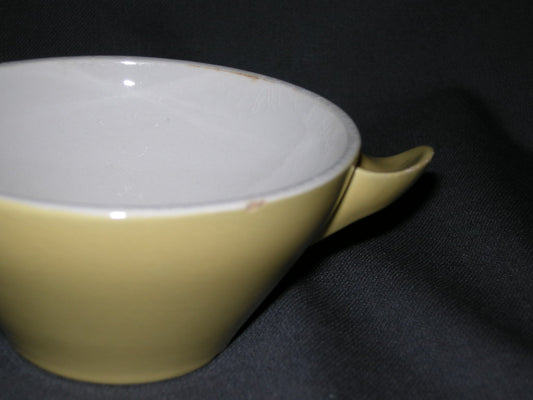 Petrus Regout / Royal Sphinx pastel okergeel 006. soepschaaltje
