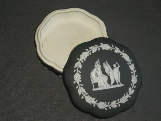 Wedgwood Jasperware zwart - wit 007. dekselschaaltje schulp O12,5 cm.