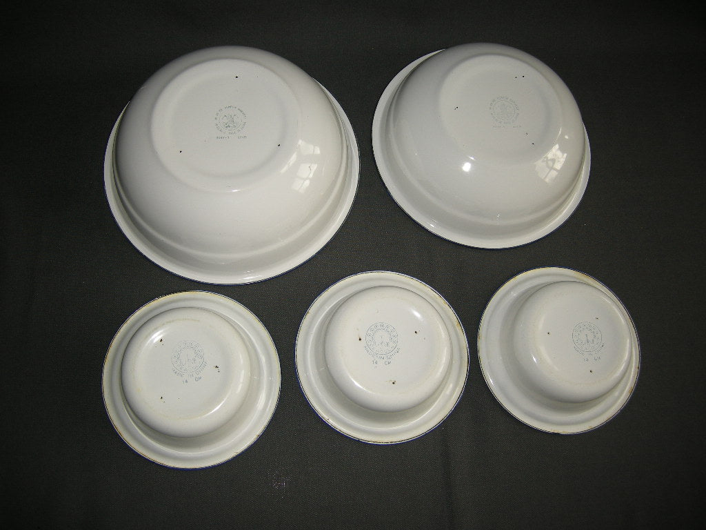 emaille wit 007. set van 5 schaaltjes, blauwe rand