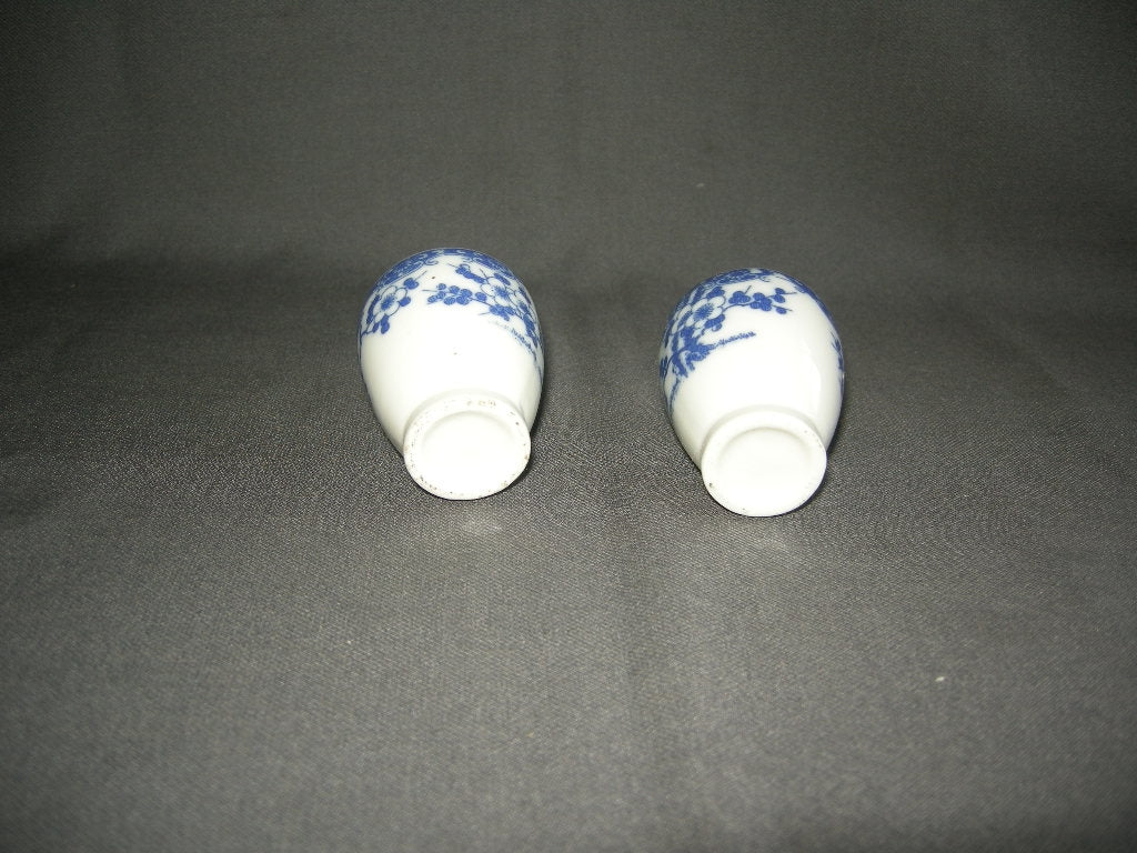 diverse serviesdelen 008. 2 vaasjes wit - blauw