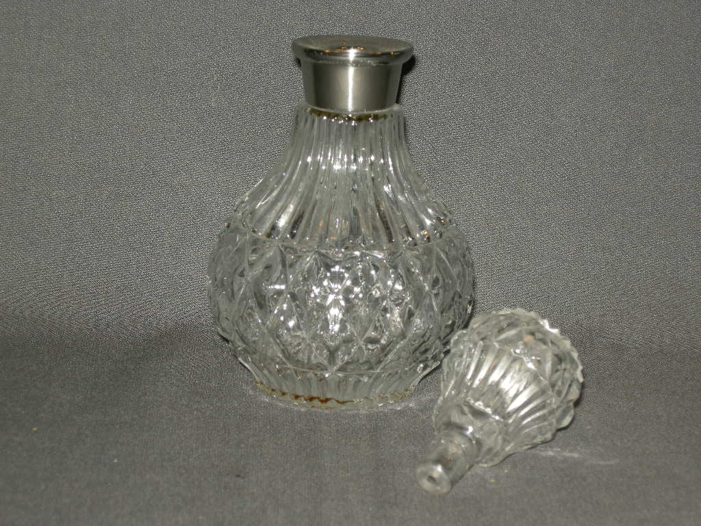 Gebruikt glas / kristal karafje rond bol rvs hals