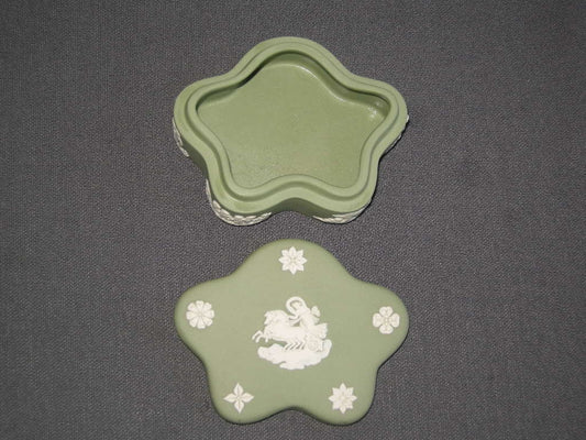 Wedgwood Jasperware groen 011. dekseldoosje