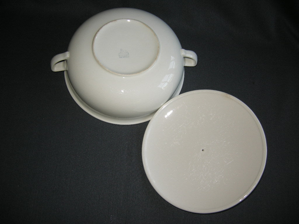 Petrus Regout roomwit 012. dekschaal O22 cm.
