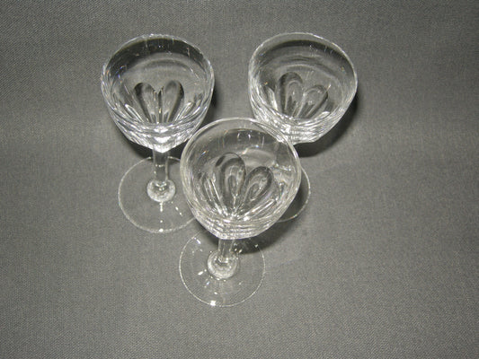 gebruikt glas / kristal glazen 013 d. 3 borrelglaasjes, hoogte 10,5 cm.
