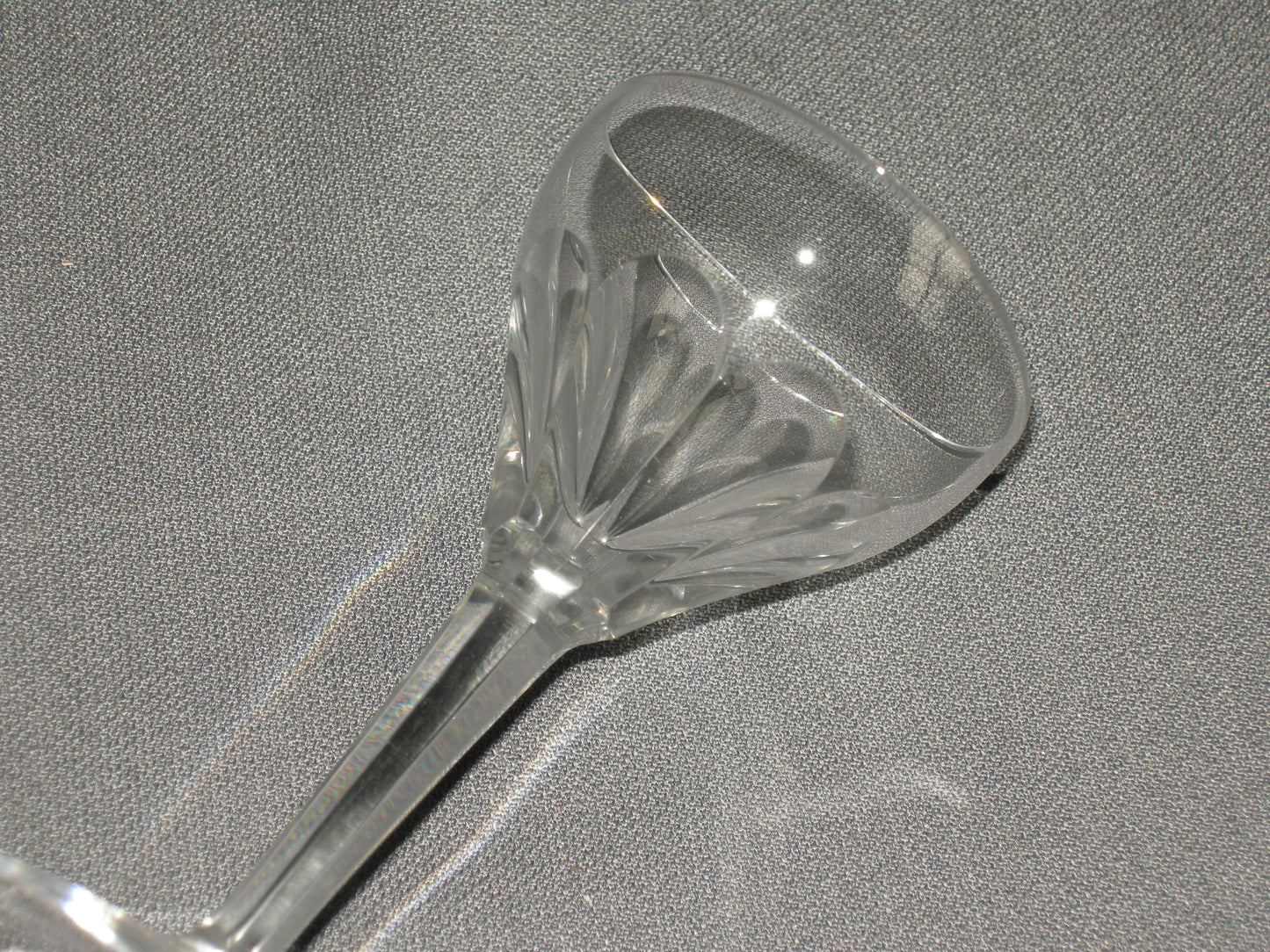 gebruikt glas / kristal glazen 013 d. 3 borrelglaasjes, hoogte 10,5 cm.