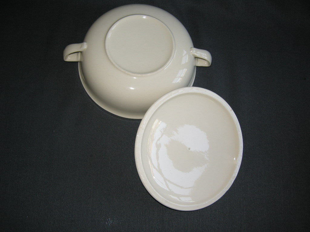 Petrus Regout roomwit 014. dekschaal O17 cm.