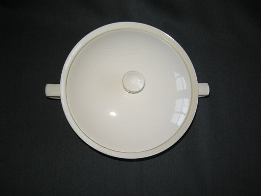 Petrus Regout roomwit 015. dekschaal O17 cm.