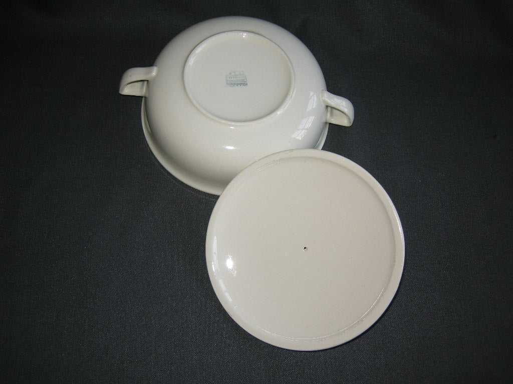 Petrus Regout roomwit 015. dekschaal O17 cm.