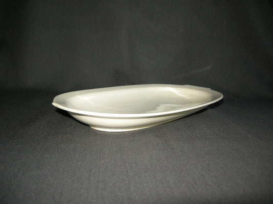 Petrus Regout roomwit 017. vleesschaaltje 25,5 x 14,5 x 3 cm.