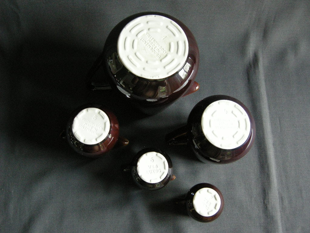 Villeroy & Boch bruin 019. Set van 5 schenkkannen