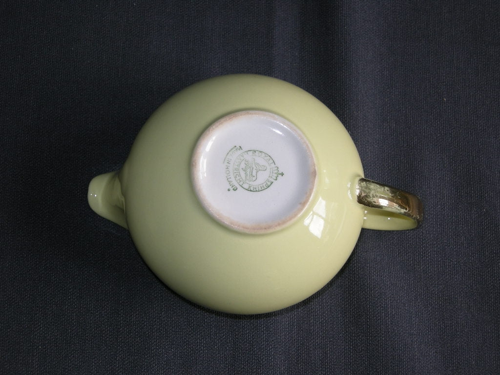 Petrus Regout / Royal Sphinx pastel geel 042. melkkannetje met goudkleurig randje
