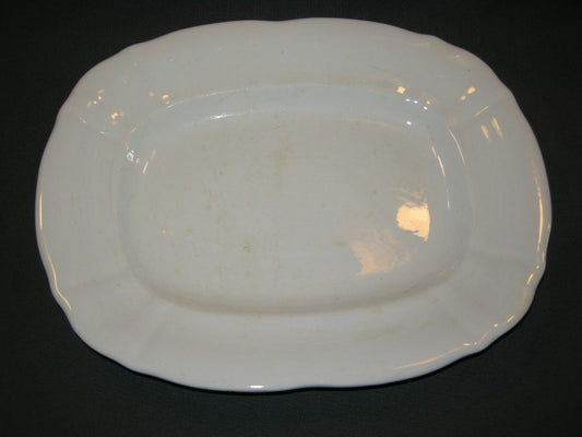 Petrus Regout Wellington 012. schaal rechthoekig 29,5 cm. met verkleuring