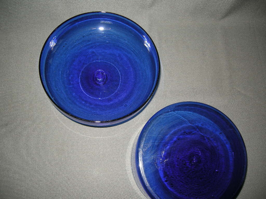 gekleurd glas 017 donkerblauwe schaal met deksel op blank voetje