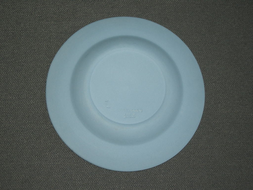 Wedgwood Jasperware blauw 053. bordje O11,2 cm. met reliëf van witte blaadjes op de rand