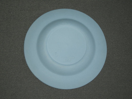 Wedgwood Jasperware blauw 053. bordje O11,2 cm. met reliëf van witte blaadjes op de rand