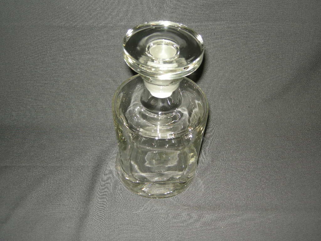 Gebruikt glas / kristal karaf met "deuken"