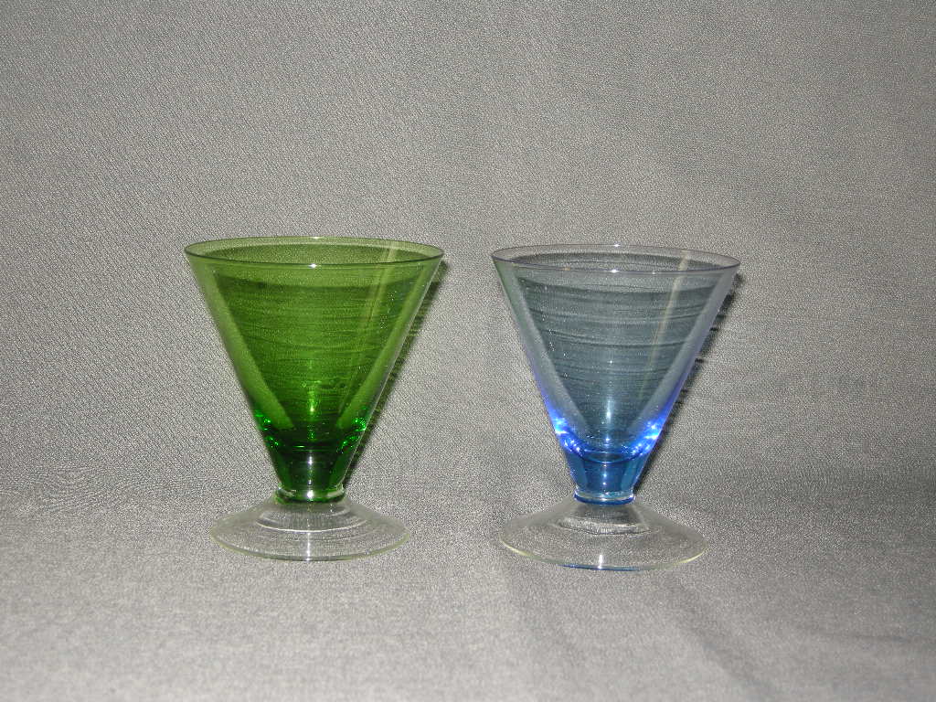 gekleurd glas, coupes met blank voetje