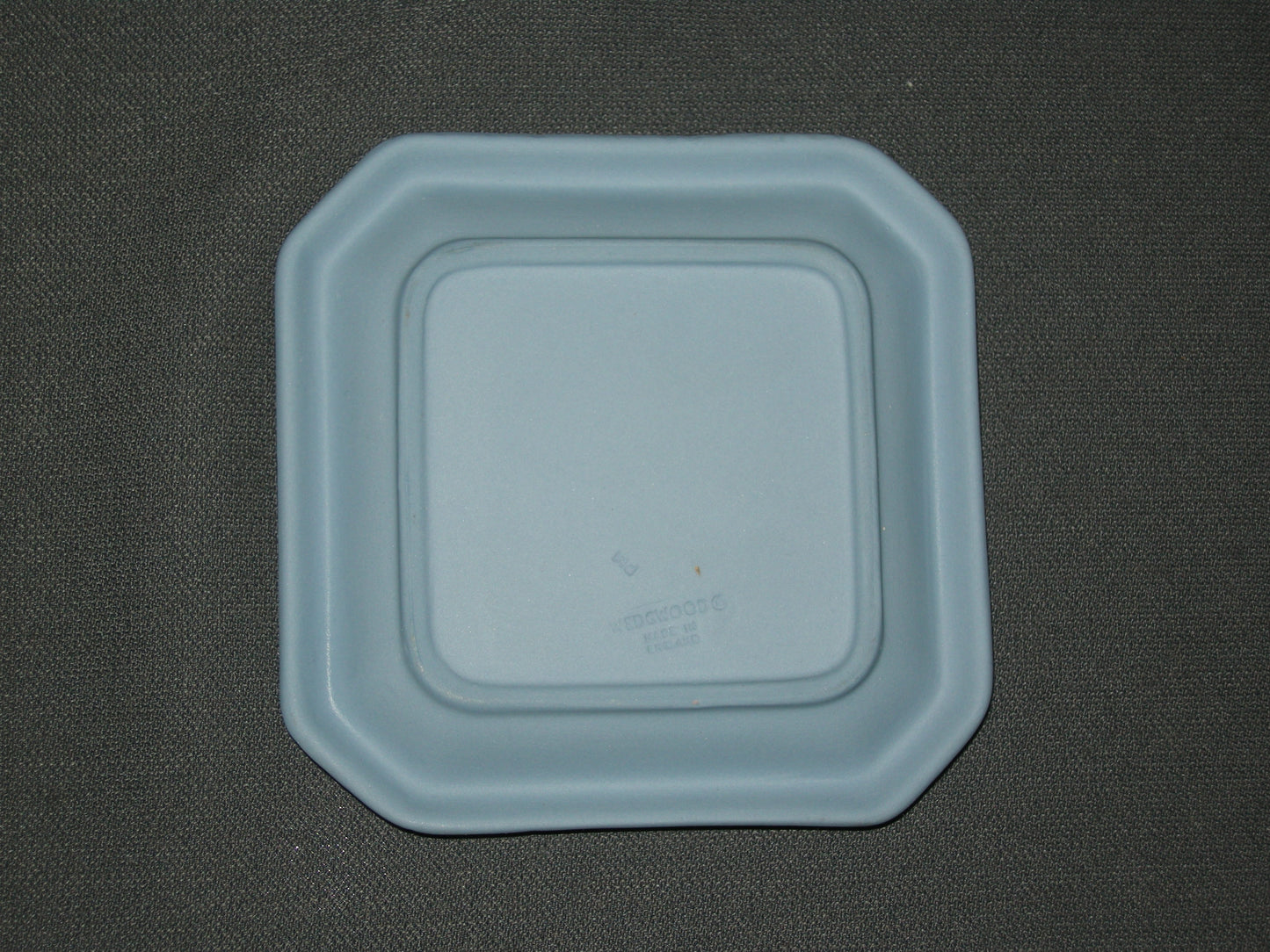 Wedgwood Jasperware blauw 070. vierkant schaaltje
