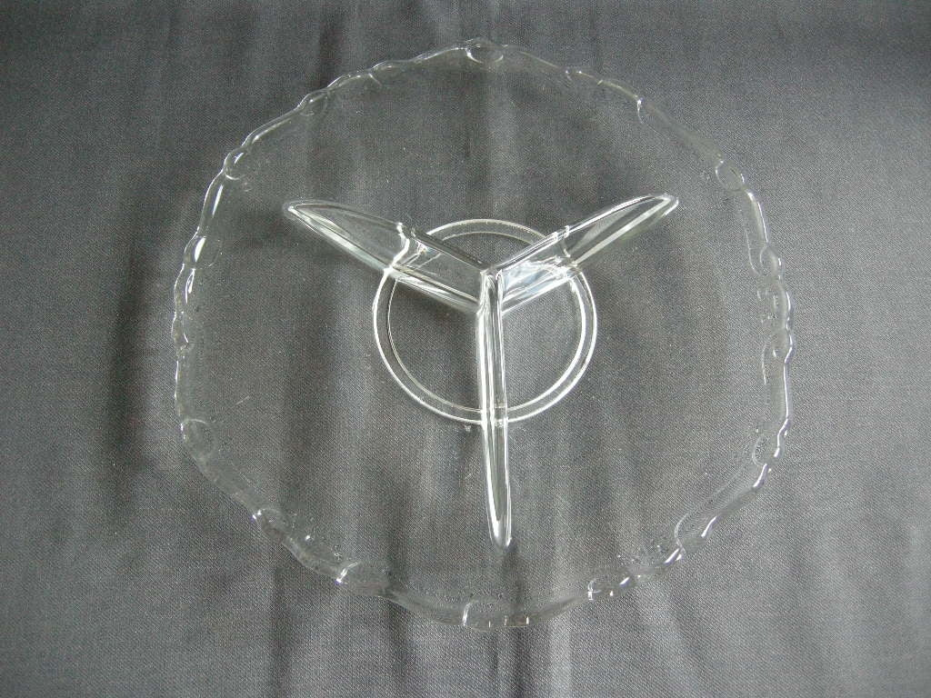 Gebruikt glas - kristal presenteerschalen 008. 3-vakschaal O26,5 cm.