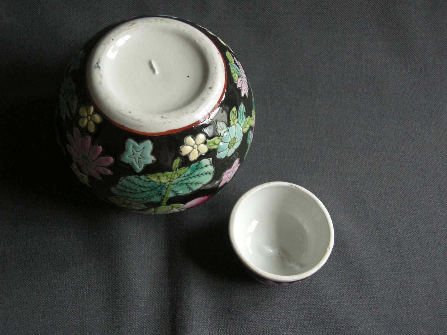 Diverse gemberpotten 009. zwart - bloemen
