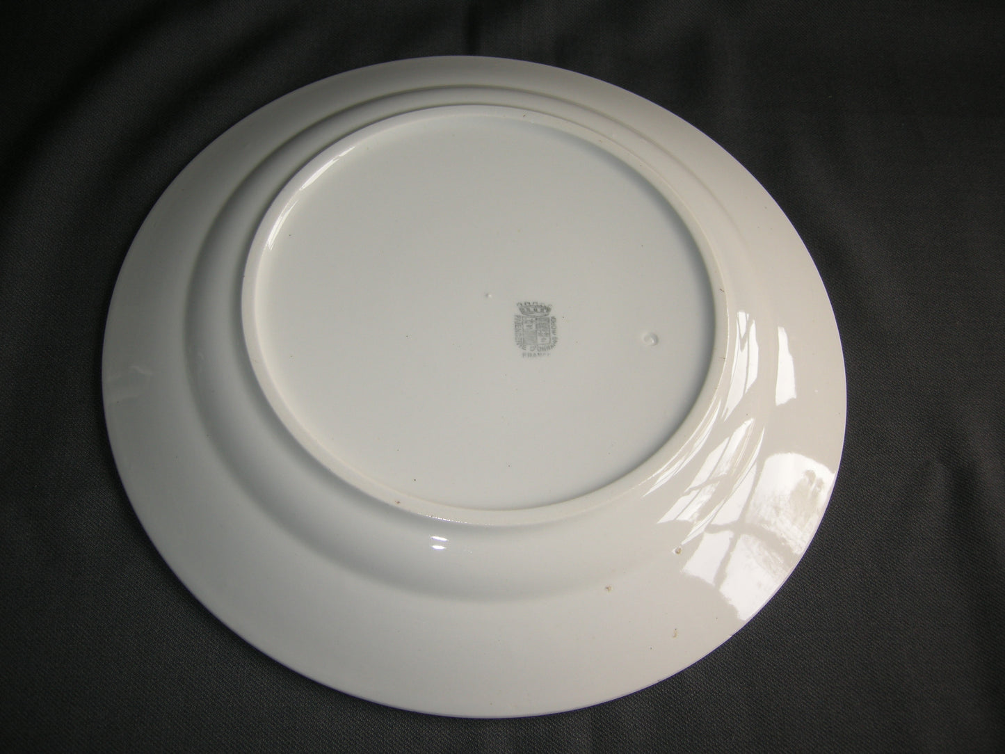 Faiencerie D'onnaing (Nord) roomwit - kobaltblauw bord / schaal O26,5 cm.