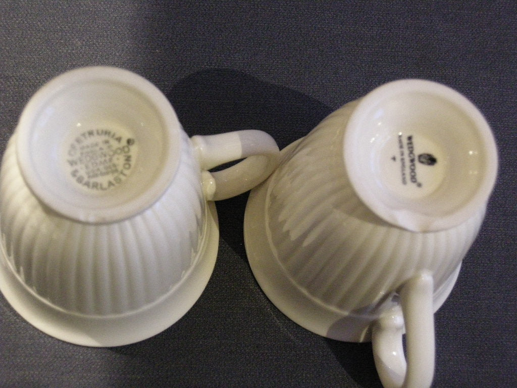 Wedgwood Edme plain koffiekop & schotels hoog met beschadiging