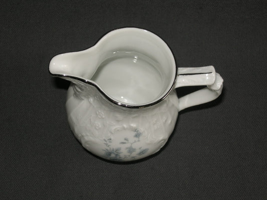 Rosenthal Sanssouci spierwit met blauw / grijze bloemetjes melkkannetje