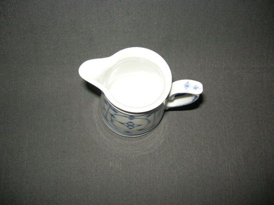 Jäger Blau Saks melkkannetje hoogte 8,5 cm.