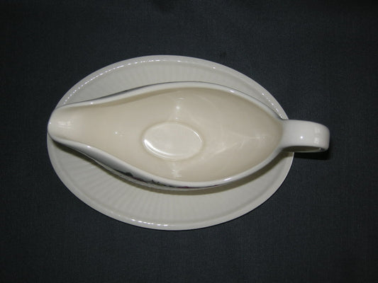 Wedgwood Briar Rose sauskom met vaste onderschotel