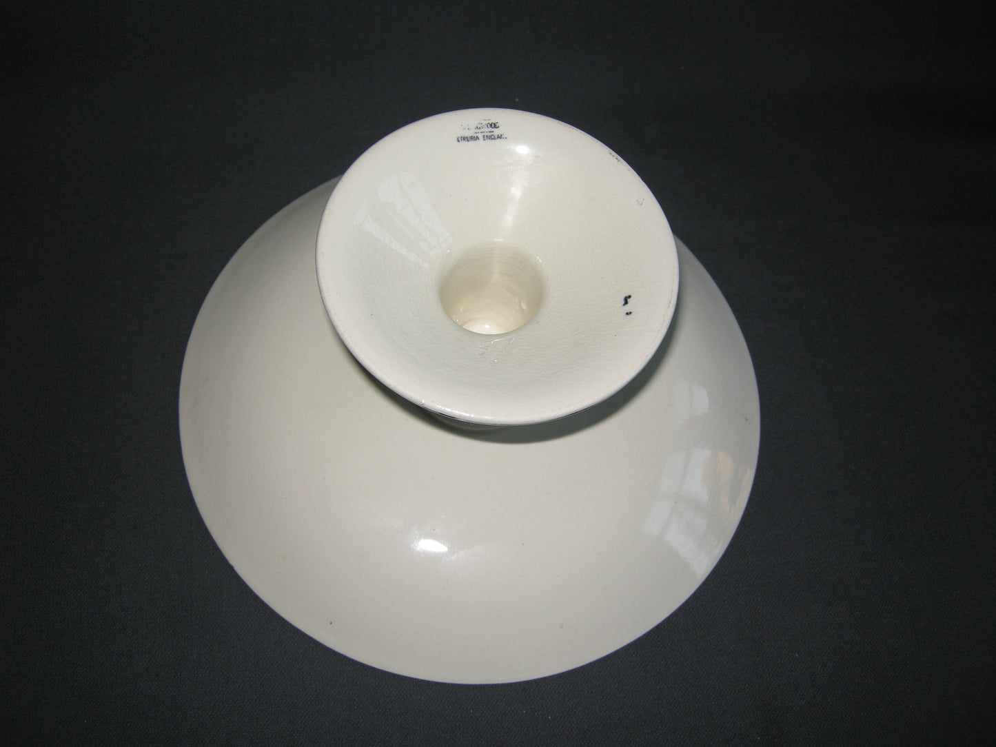 Wedgwood Moustiers schaal op voet
