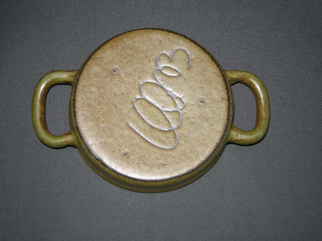 Lucie Q. Bakker Quirina schorsgroen schaaltje 2-oor O12,5 cm.