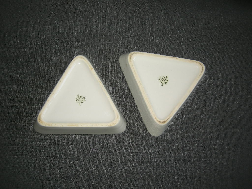 Arabia Kilta wit schaaltjes 3-hoek 12,5 x 12,5 x 3 cm. met craquelé