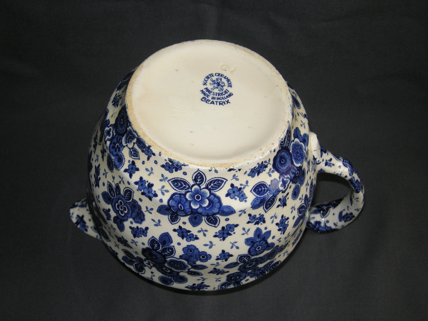 Societe Ceramique Beatrix schenkkan nr. 2 met ster in glazuur onderzijde