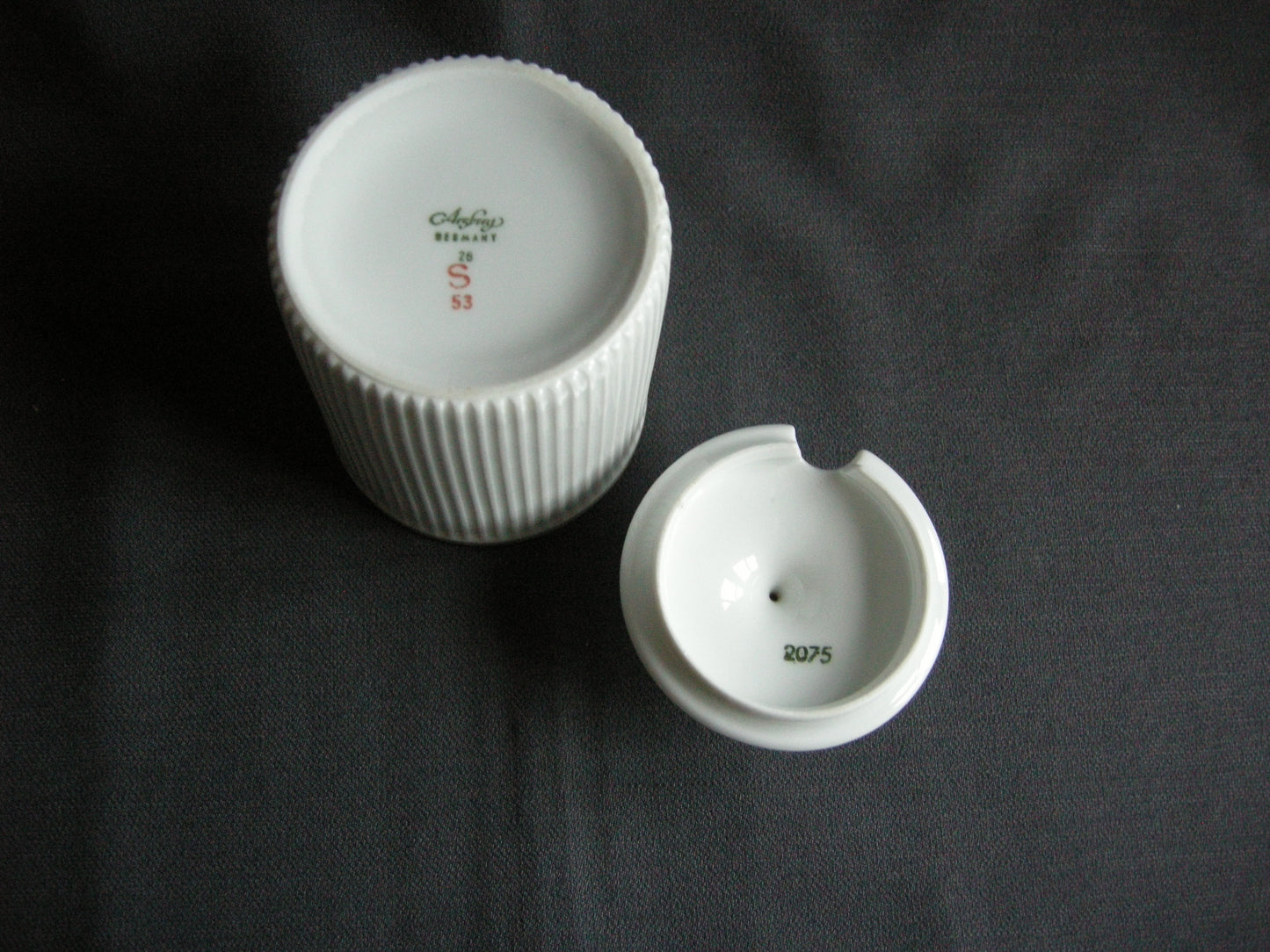 Arzberg Cannelee wit met bruin + goudkleurig randje suikerpot h 8,3 cm.