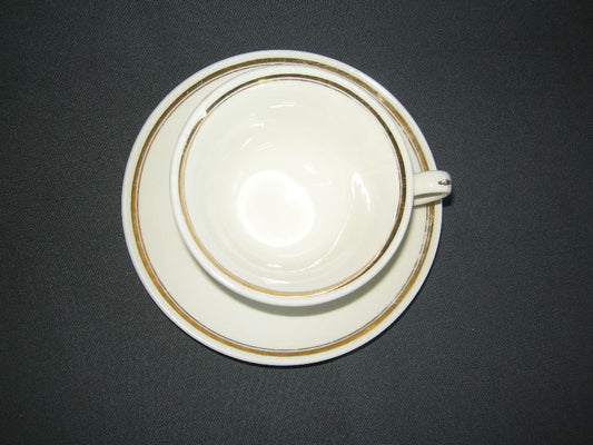 Petrus Regout roomwit - goud 001. theekop & schotels