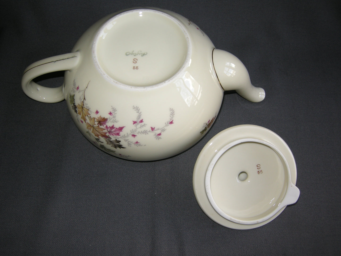 Arzberg roomwit met herfstblaadjes theepot