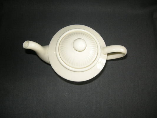 Royal Creamware Recamier theepotje