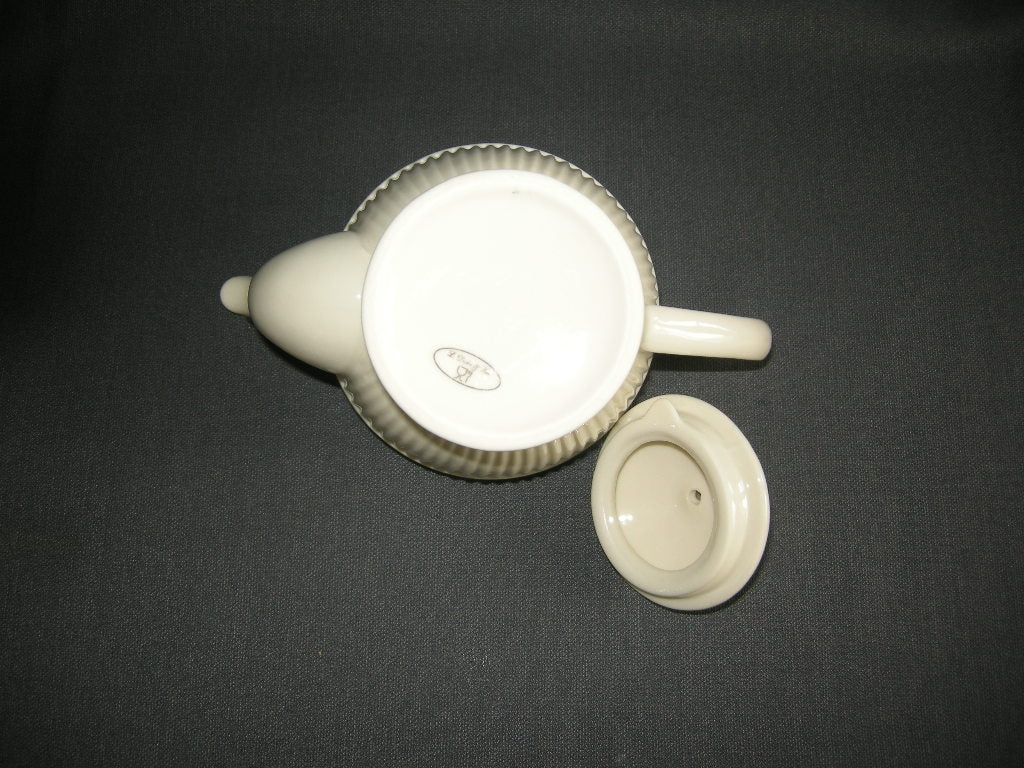 Royal Creamware Recamier theepotje