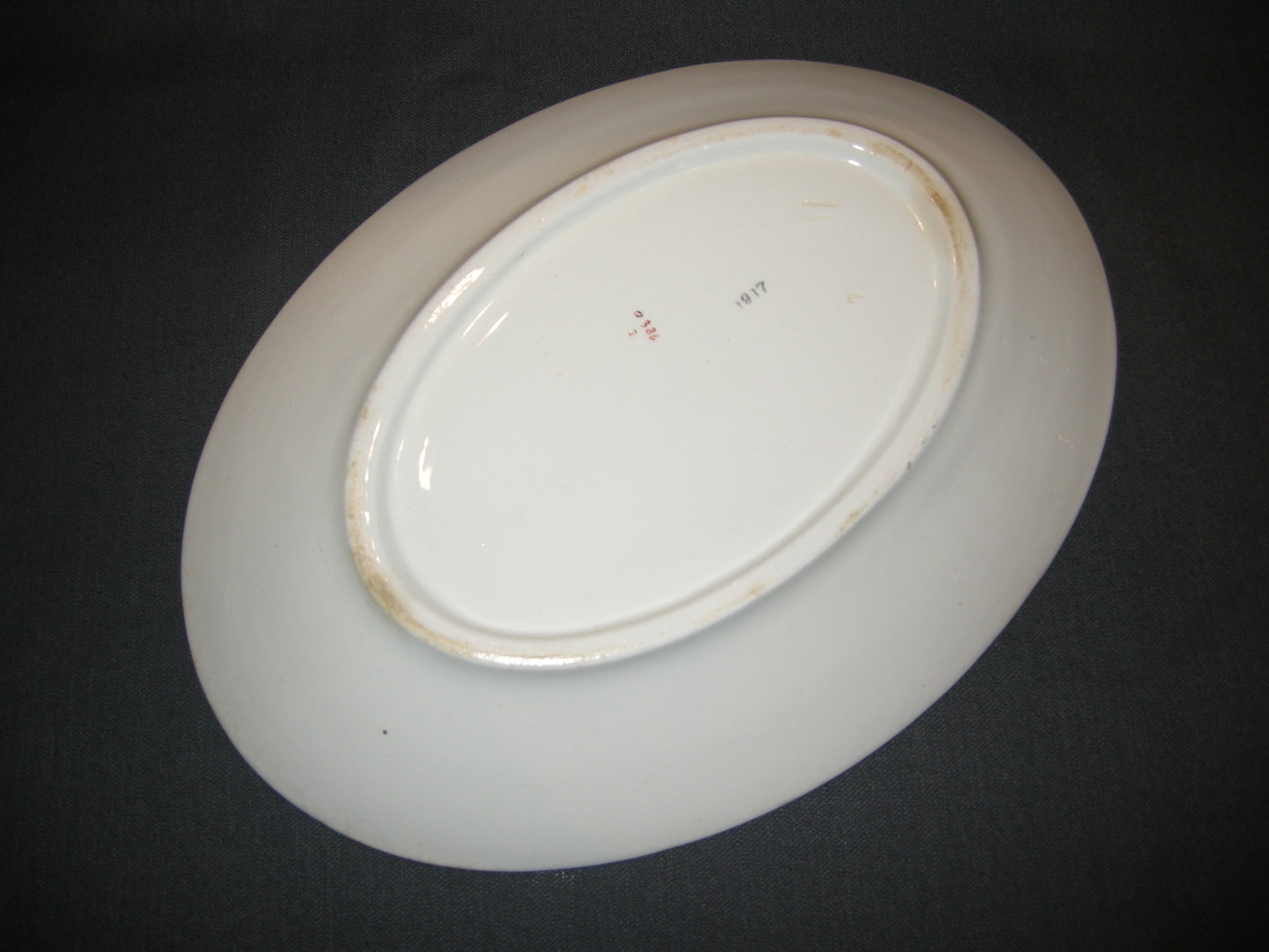 Petrus Regout decor 0386 vleesschaal 31,5 cm. met bruine vlekjes