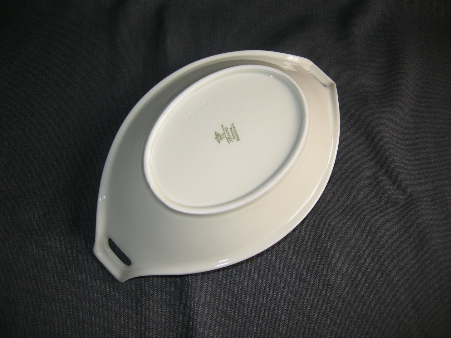 Thun roomwit met zilverkleurige en zwarte randjes vleesschaaltjes