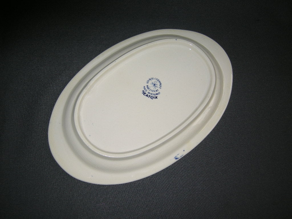 Societe Ceramique Beatrix presenteerschaaltje met rand 25 x 16 x 2 cm.