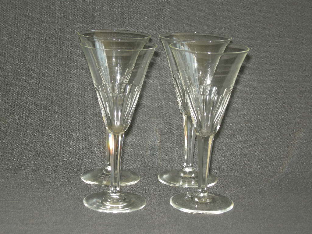 glas - kristal diverse glazen 001c. 4 glazen met geslepen been en facetten in kelk