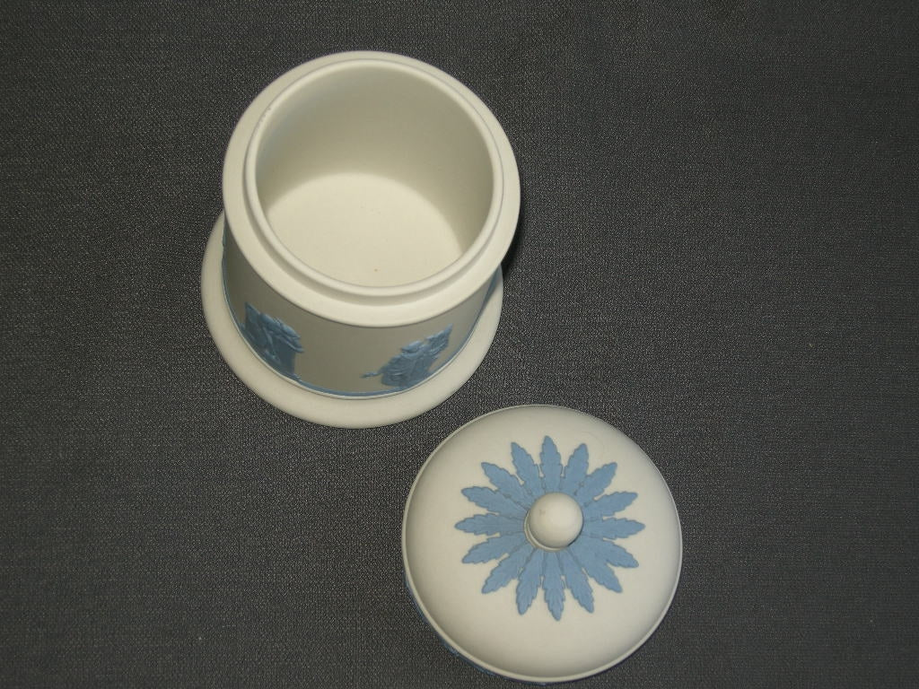 Wedgwood Jasperware wit - blauw 001. potje met deksel