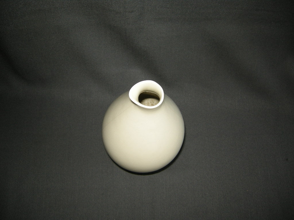 Petrus Regout roomwit 001. vaasje